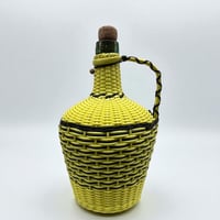 Image 2 of Bouteille en scoubidou jaune et noir  vintage – carafe rétro 60s déco mid-century