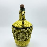 Image 4 of Bouteille en scoubidou jaune et noir  vintage – carafe rétro 60s déco mid-century