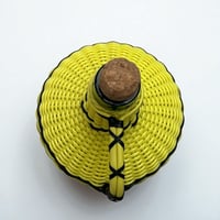 Image 8 of Bouteille en scoubidou jaune et noir  vintage – carafe rétro 60s déco mid-century