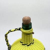 Image 7 of Bouteille en scoubidou jaune et noir  vintage – carafe rétro 60s déco mid-century