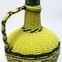 Image 6 of Bouteille en scoubidou jaune et noir  vintage – carafe rétro 60s déco mid-century