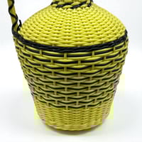 Image 5 of Bouteille en scoubidou jaune et noir  vintage – carafe rétro 60s déco mid-century