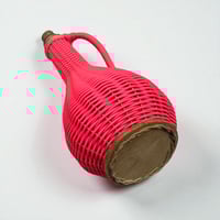 Image 7 of Bouteille en scoubidou rose fluo  vintage – carafe rétro 60s déco pop
