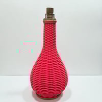 Image 4 of Bouteille en scoubidou rose fluo  vintage – carafe rétro 60s déco pop