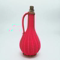 Image 2 of Bouteille en scoubidou rose fluo  vintage – carafe rétro 60s déco pop