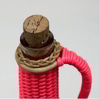 Image 6 of Bouteille en scoubidou rose fluo  vintage – carafe rétro 60s déco pop