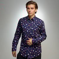 Camisa fresas rojas y rosas