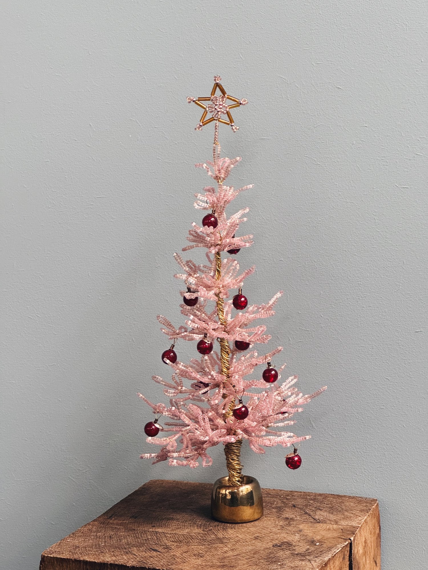 ’Rosa glitter og æbler’ perlejuletræ