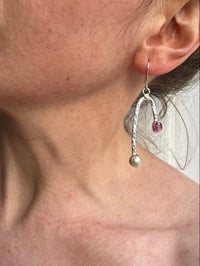 Image 2 of Zarte Hängeohrringe mit Perle und Rubin