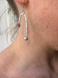 Image 4 of Zarte Hängeohrringe mit Perle und Rubin