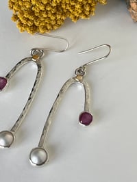 Image 1 of Zarte Hängeohrringe mit Perle und Rubin