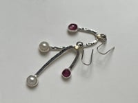 Image 3 of Zarte Hängeohrringe mit Perle und Rubin