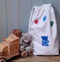 Image 1 of Organic Cotton Drawstring Bag – Teddy Bear with Balloons 