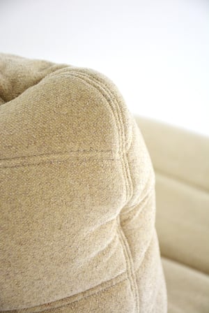 Image of Chauffeuse Marsala Ligne Roset et son repose pied beige clair