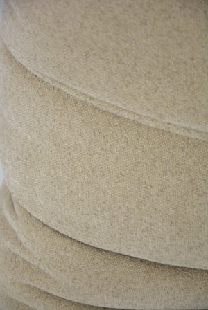 Image of Chauffeuse Marsala Ligne Roset et son repose pied beige clair