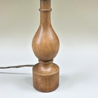 Image 10 of Lampe de Philippe Capelle vintage 1970 en bois tourné ciré et abat-jour en corde