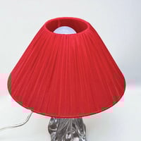 Image 4 of Lampe à poser en cristal vintage 1940 - 50 et abat-jour plissé ruban rouge