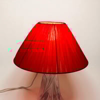 Image 5 of Lampe à poser en cristal vintage 1940 - 50 et abat-jour plissé ruban rouge