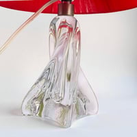 Image 8 of Lampe à poser en cristal vintage 1940 - 50 et abat-jour plissé ruban rouge