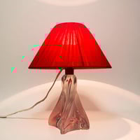 Image 2 of Lampe à poser en cristal vintage 1940 - 50 et abat-jour plissé ruban rouge