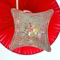 Image 11 of Lampe à poser en cristal vintage 1940 - 50 et abat-jour plissé ruban rouge