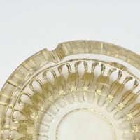 Image 4 of Cendrier rond en verre jaune à facettes - Verre rosaline  - vintage 1940 Luminarc.