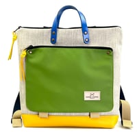 Mochila Book Holder cuadrada Impermeable gris claro con bolsillo verde.