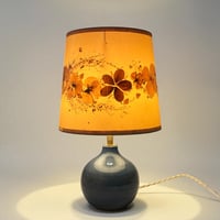 Image 1 of Lampe vintage en grès céramique bleu lavande - 1970s - abat-jour fleurs séchées