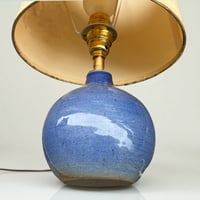 Image 5 of Lampe vintage en grès céramique bleu lavande - 1970s - abat-jour fleurs séchées