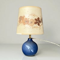 Image 2 of Lampe vintage en grès céramique bleu lavande - 1970s - abat-jour fleurs séchées