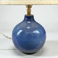 Image 7 of Lampe vintage en grès céramique bleu lavande - 1970s - abat-jour fleurs séchées