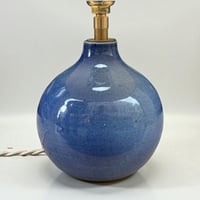 Image 6 of Lampe vintage en grès céramique bleu lavande - 1970s - abat-jour fleurs séchées