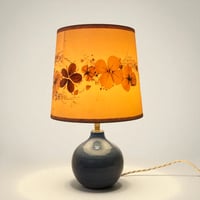 Image 3 of Lampe vintage en grès céramique bleu lavande - 1970s - abat-jour fleurs séchées