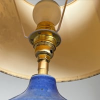 Image 8 of Lampe vintage en grès céramique bleu lavande - 1970s - abat-jour fleurs séchées