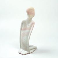 Image 5 of Grande sculpture homme stylisé en pierre stéatite Kenya 70/80 art africain moderniste