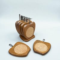 Image 1 of Lot de 8 dessous de verre en bois teck & liège en forme de pomme et support - 60s 