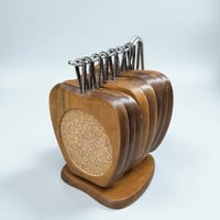 Image 2 of Lot de 8 dessous de verre en bois teck & liège en forme de pomme et support - 60s 
