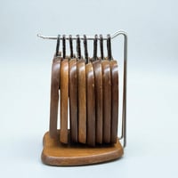 Image 5 of Lot de 8 dessous de verre en bois teck & liège en forme de pomme et support - 60s 