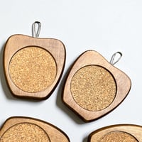 Image 8 of Lot de 8 dessous de verre en bois teck & liège en forme de pomme et support - 60s 