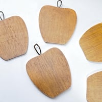 Image 10 of Lot de 8 dessous de verre en bois teck & liège en forme de pomme et support - 60s 