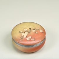 Image 1 of Grande Boîte à bijoux en albâtre avec fleurs de cerisier rose - vintage 1970s.