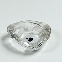 Image 1 of Petit cendrier en verre vintage carte à jouer Pique - Années 60 bistrot rétro