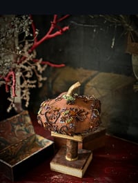 Image 1 of Courge papier mâché parée de dentelle haute couture