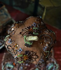 Image 3 of Courge papier mâché parée de dentelle haute couture