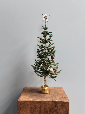 ‘Mørk og dyb’ perlejuletræ