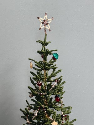 ‘Mørk og dyb’ perlejuletræ