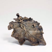 Image 1 of Vide-poche ancien style Art Nouveau en métal bronze – Fée musicienne et grenouilles