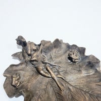 Image 4 of Vide-poche ancien style Art Nouveau en métal bronze – Fée musicienne et grenouilles