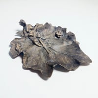 Image 2 of Vide-poche ancien style Art Nouveau en métal bronze – Fée musicienne et grenouilles