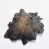 Image 8 of Vide-poche ancien style Art Nouveau en métal bronze – Fée musicienne et grenouilles